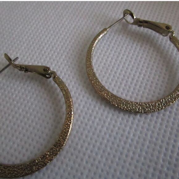 Vintage 80s/90s Gold Tone Hoop Earrings Textured Glitter Finish 1in Latch Back - Picture 15 of 17